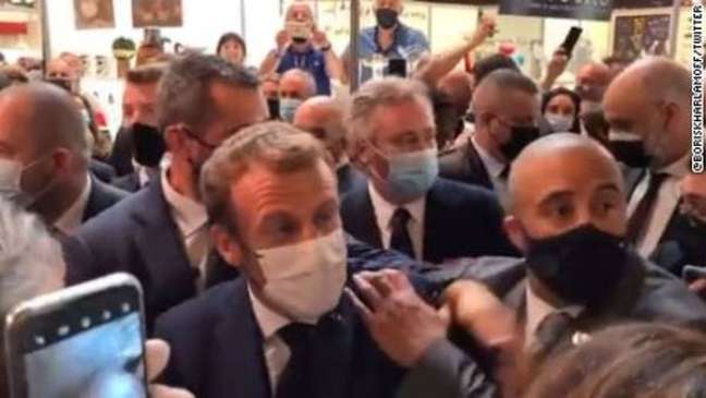 Jovem é internado em clínica psiquiátrica após jogar ovo em Macron