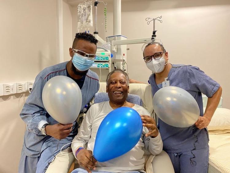 Pelé é novamente internado para tratar tumor; filhas dizem que Rei “está bem”