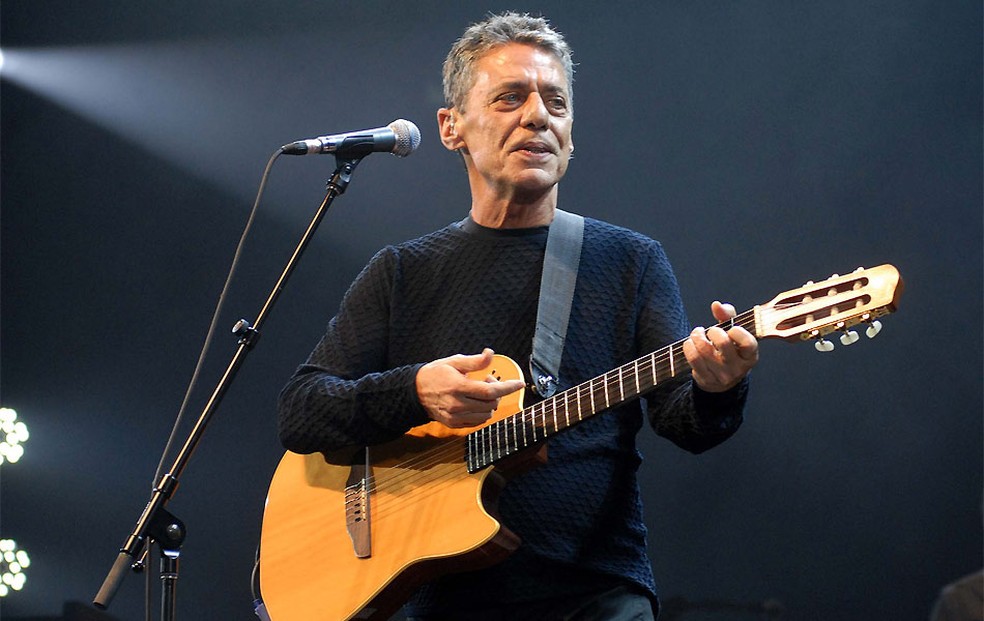 Chico Buarque vai passar por uma cirurgia na coluna