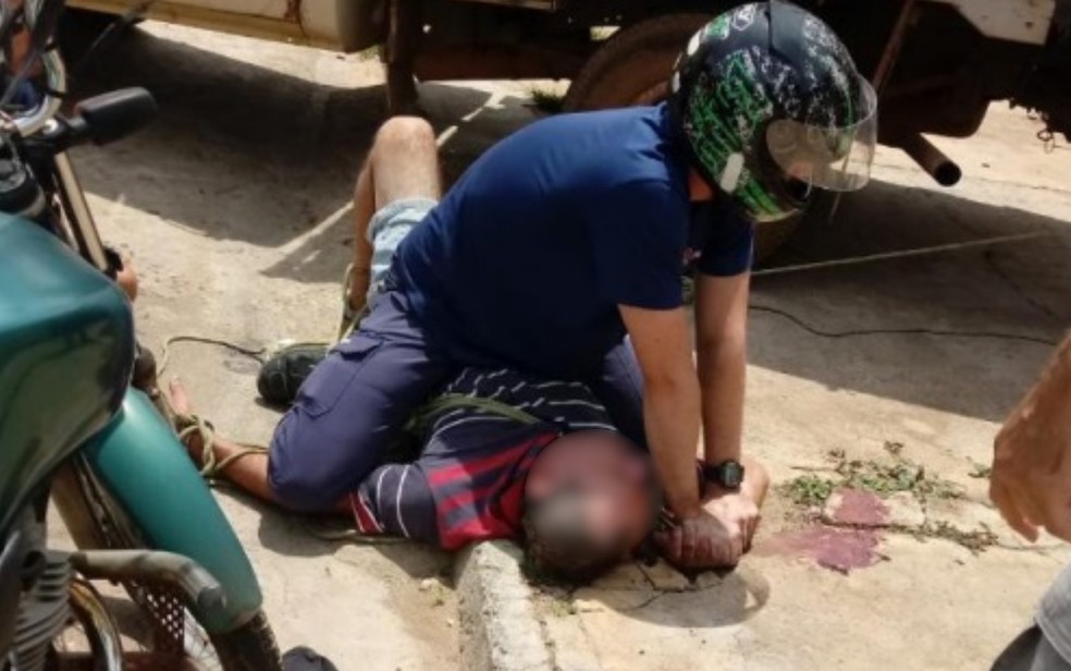 Jovem imobiliza pai para evitar que mãe fosse agredida