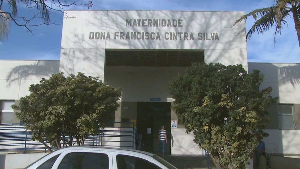 Mulher tem gaze esquecida no abdômen durante cesárea e pede indenização