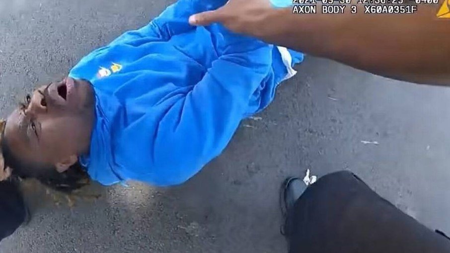 VÍDEO: Policiais americanos retiram homem negro paraplégico de carro pelo cabelo