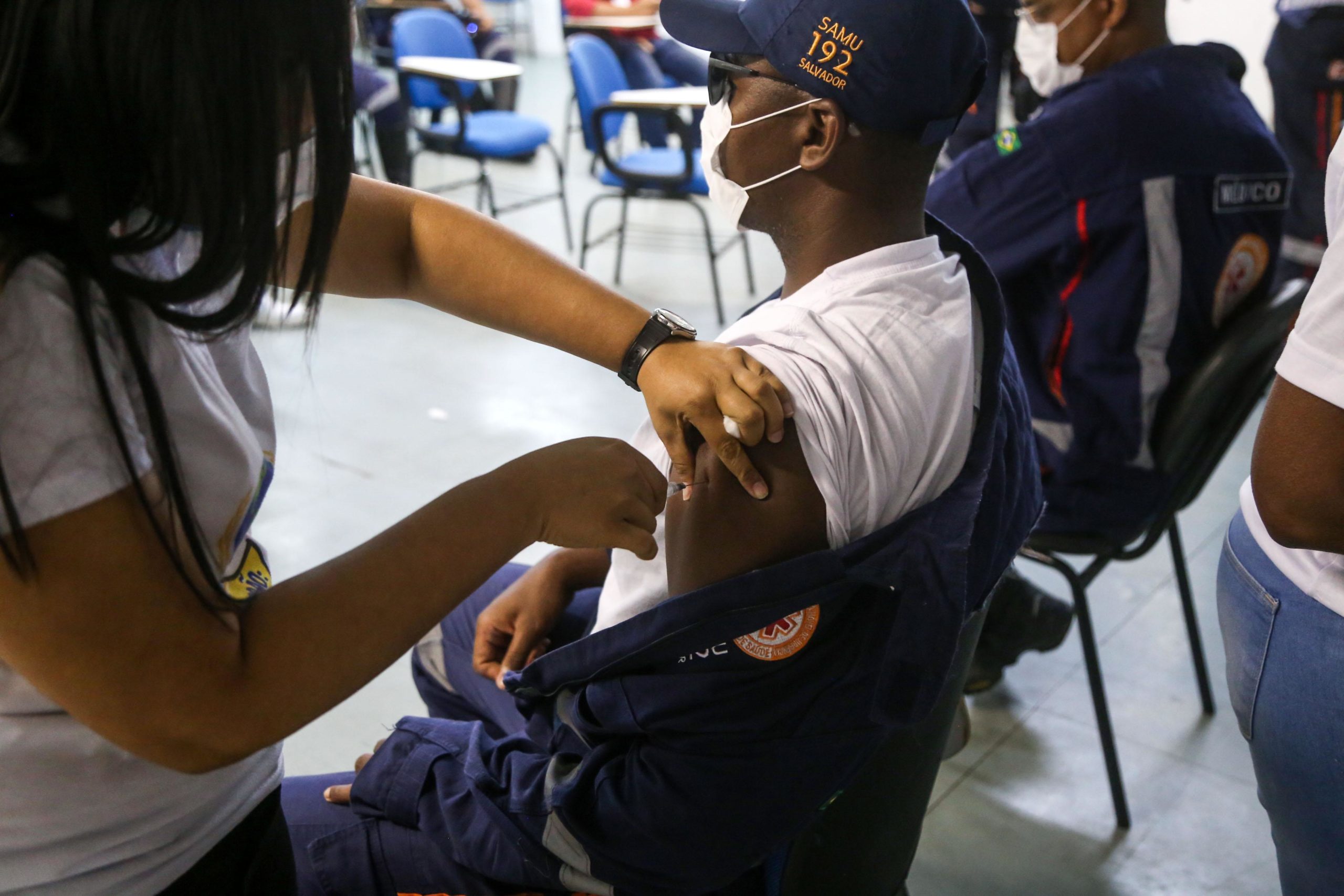 Vacinação contra covid-19 segue nesta sexta com pontos fixos e drives em Salvador