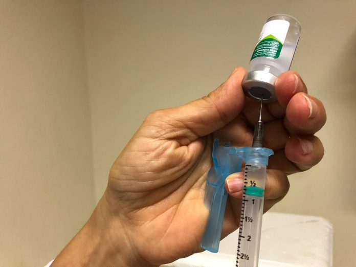 Ministério anuncia dose de reforço contra a covid a todos com mais de 18 anos