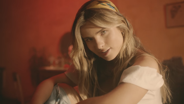 Cantora Giulia Be bate a cabeça após desmaio súbito e é internada em SP