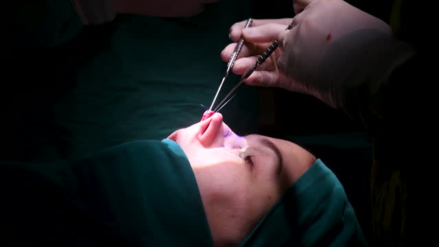 Polícia investiga cirurgião suspeito de deformar nariz de pacientes