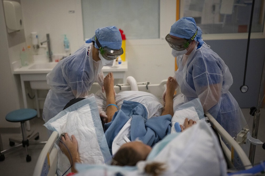França autoriza que médicos com Covid-19 atendam pacientes