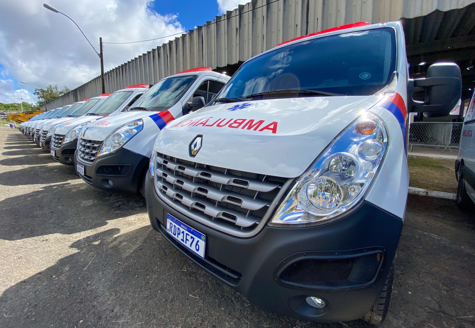 Municípios do interior da Bahia recebem 28 ambulâncias