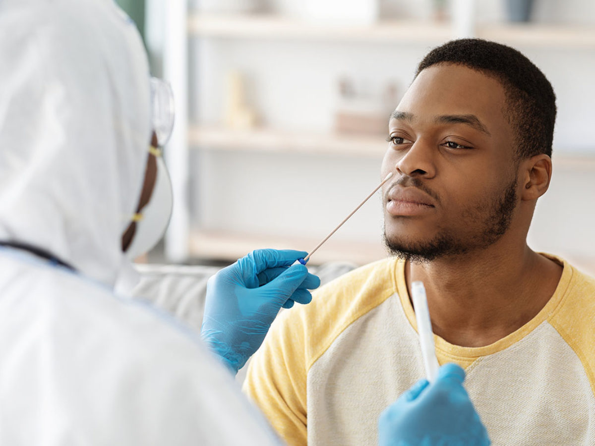 Laboratórios alertam para falta de insumos para realização de testes após avanço da Ômicron