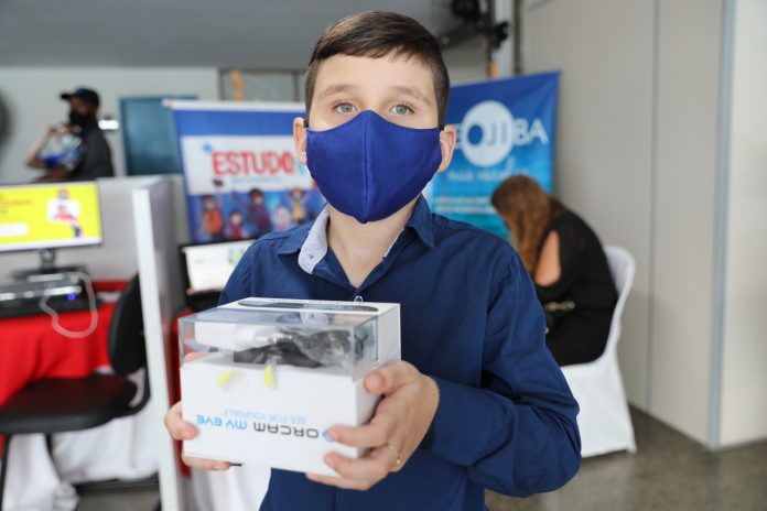 Estudantes com deficiência visual recebem dispositivo que permite mais autonomia no processo de aprendizagem