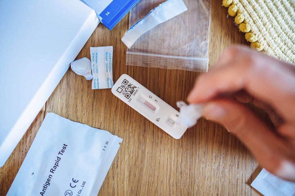 Anvisa determina apreensão de autotestes para Covid-19 falsificados