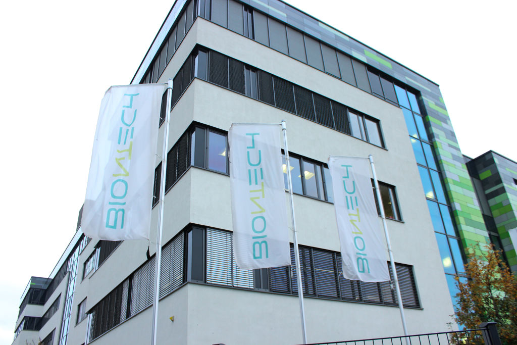 Covid-19: Mundo terá que conviver com o vírus pelos próximos 10 anos, afirma CEO da BioNTech