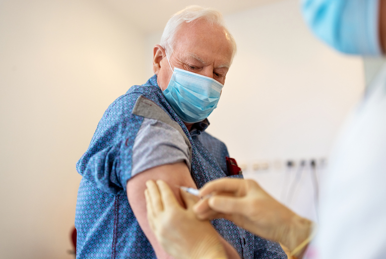 Saúde recomenda segunda dose de reforço contra a Covid para idosos acima de 80 anos