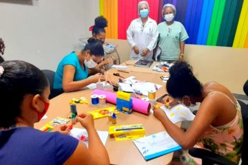 Arteterapia auxilia puérperas que aguardam saída dos bebês da UTI em Ilhéus