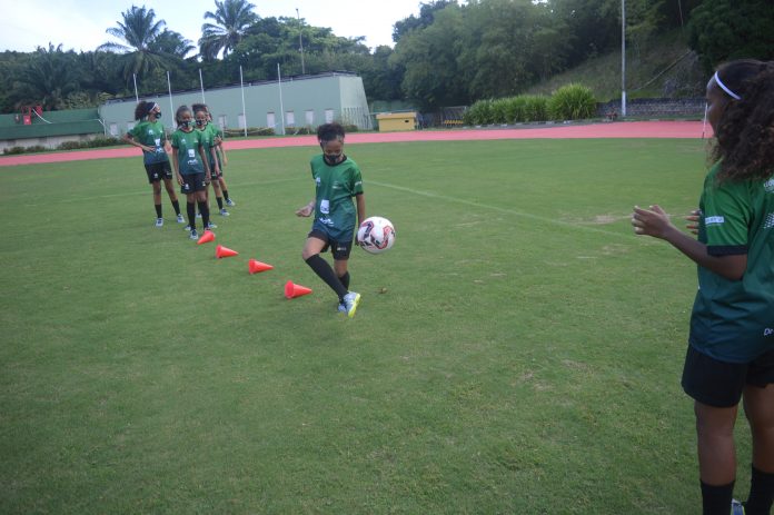 Projeto de futebol feminino abre inscrições gratuitas em Salvador