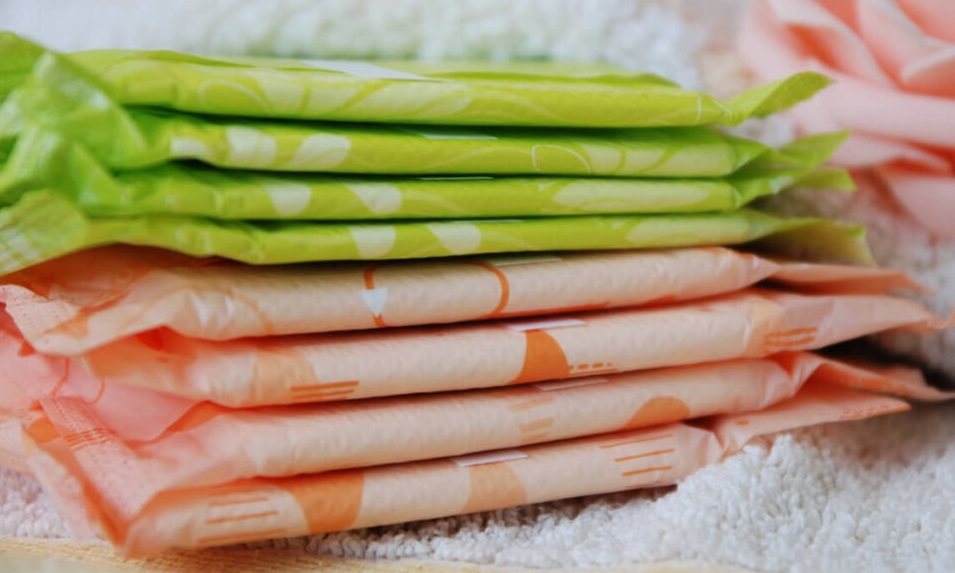 Estudantes recebem absorventes higiênicos distribuídos pelo programa Dignidade Menstrual