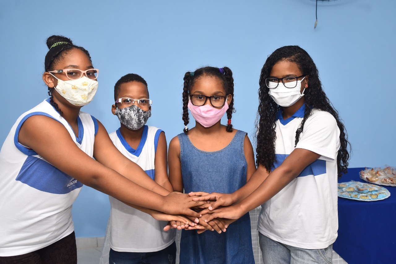 Alunos da rede municipal de Salvador recebem óculos de grau de graça