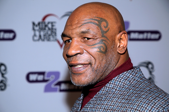 Ex- campeão peso pesado Mike Tyson é visto agredindo homem dentro de avião