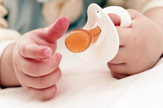 Cientistas criam chupeta inteligente capaz de identificar desidratação em recém-nascidos