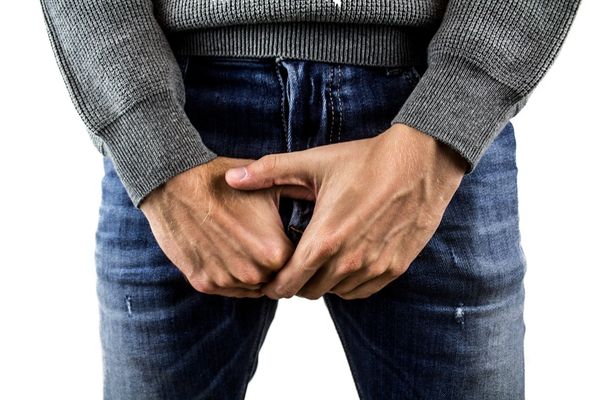 Homem tem órgão genital estrangulado por porca de 2cm usada em masturbação