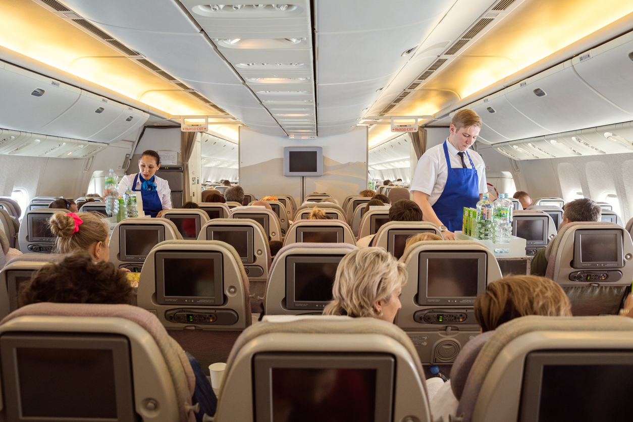 Anvisa avalia retomada do serviço de bordo em voos domésticos