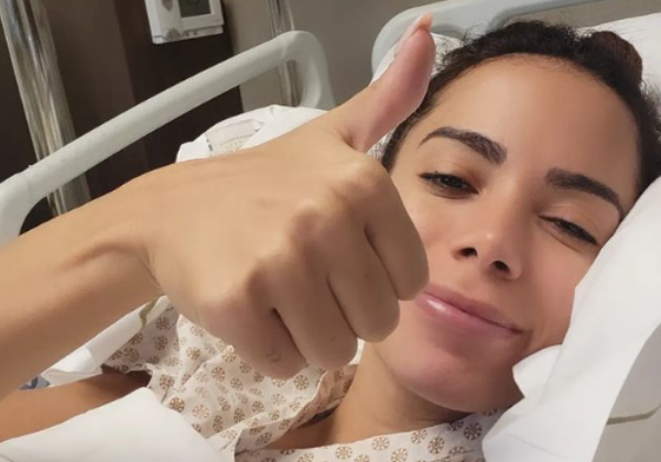 Anitta é internada para cirurgia de endometriose