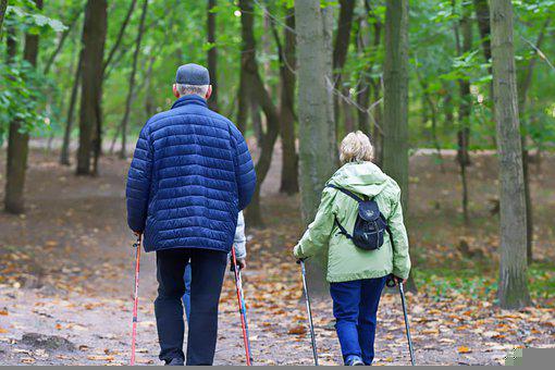 Idosos que caminham 10 minutos por dia têm menos risco de morte, aponta estudo