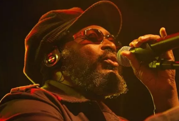 Músico de Edson Gomes tem parada cardíaca em show e equipe é assaltada