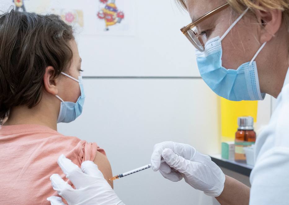 Brasil recebe primeiro lote de vacinas contra Covid para crianças menores de 3 anos a 6 meses