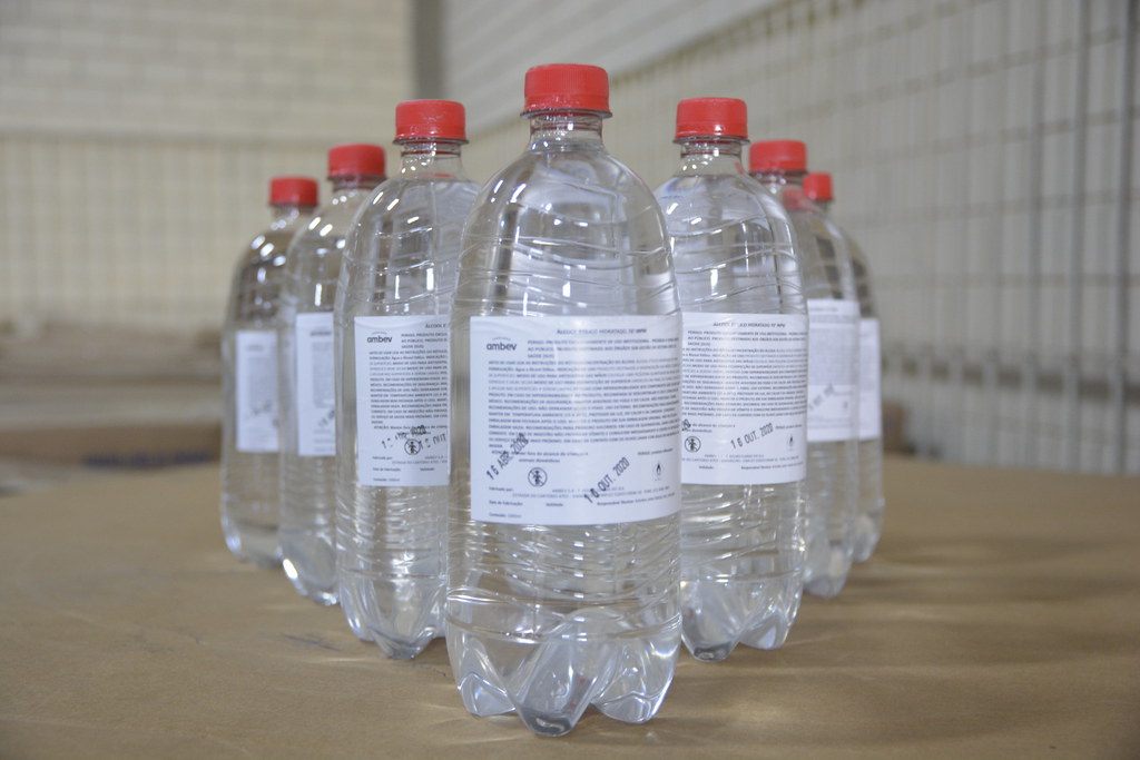 Anvisa autoriza comercialização de álcool líquido 70% após aumento nos casos de Covid