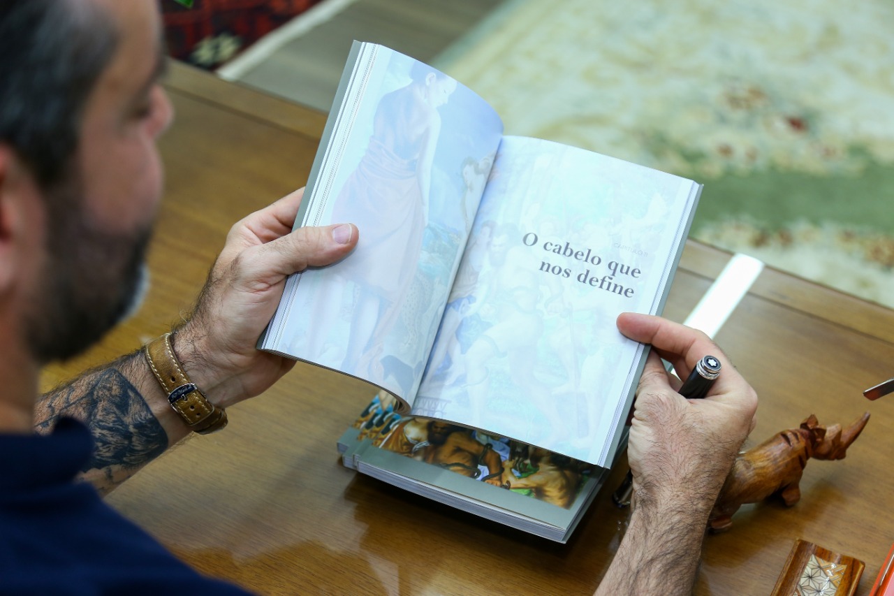 Tricologista lança livro que mistura arte, psicologia, mitologia e cabelos