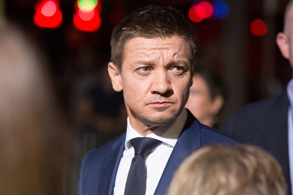 Ator Jeremy Renner sofre acidente e está em estado grave