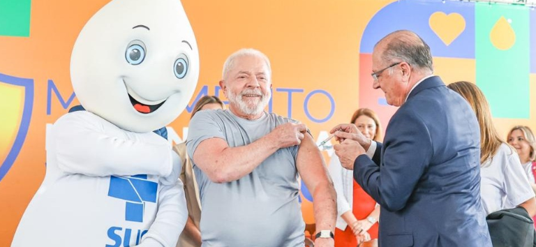 Lula recebe dose bivalente contra Covid-19 e lança campanha de vacinação