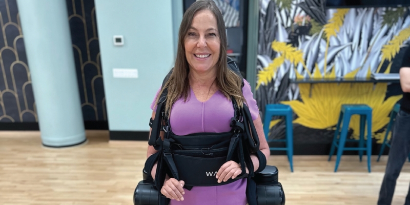 Mara Gabrilli testa exoesqueleto antes de equipamento chegar ao Brasil