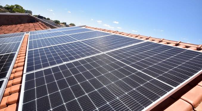Candeias implementa Lei para uso de energia solar no município