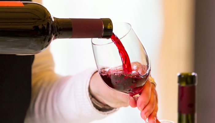 Pesquisa revela por que algumas pessoas sentem dor de cabeça após ingerir vinho tinto