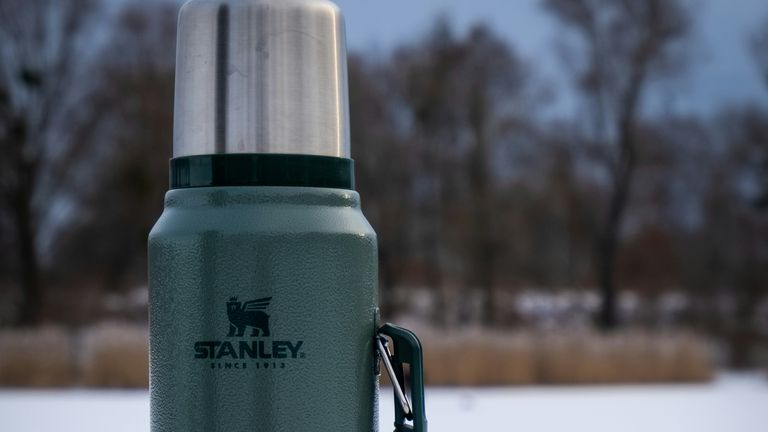 Garrafa e copo Stanley têm chumbo na composição