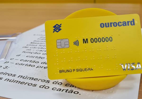 Pessoas com deficiência visual poderão ter cartão bancário em braile