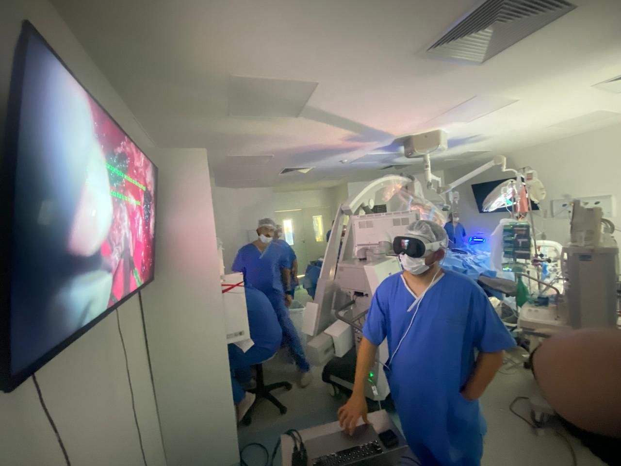 Hospital de Feira é o 1º no país a usar óculos de realidade virtual da Apple em neurocirurgias