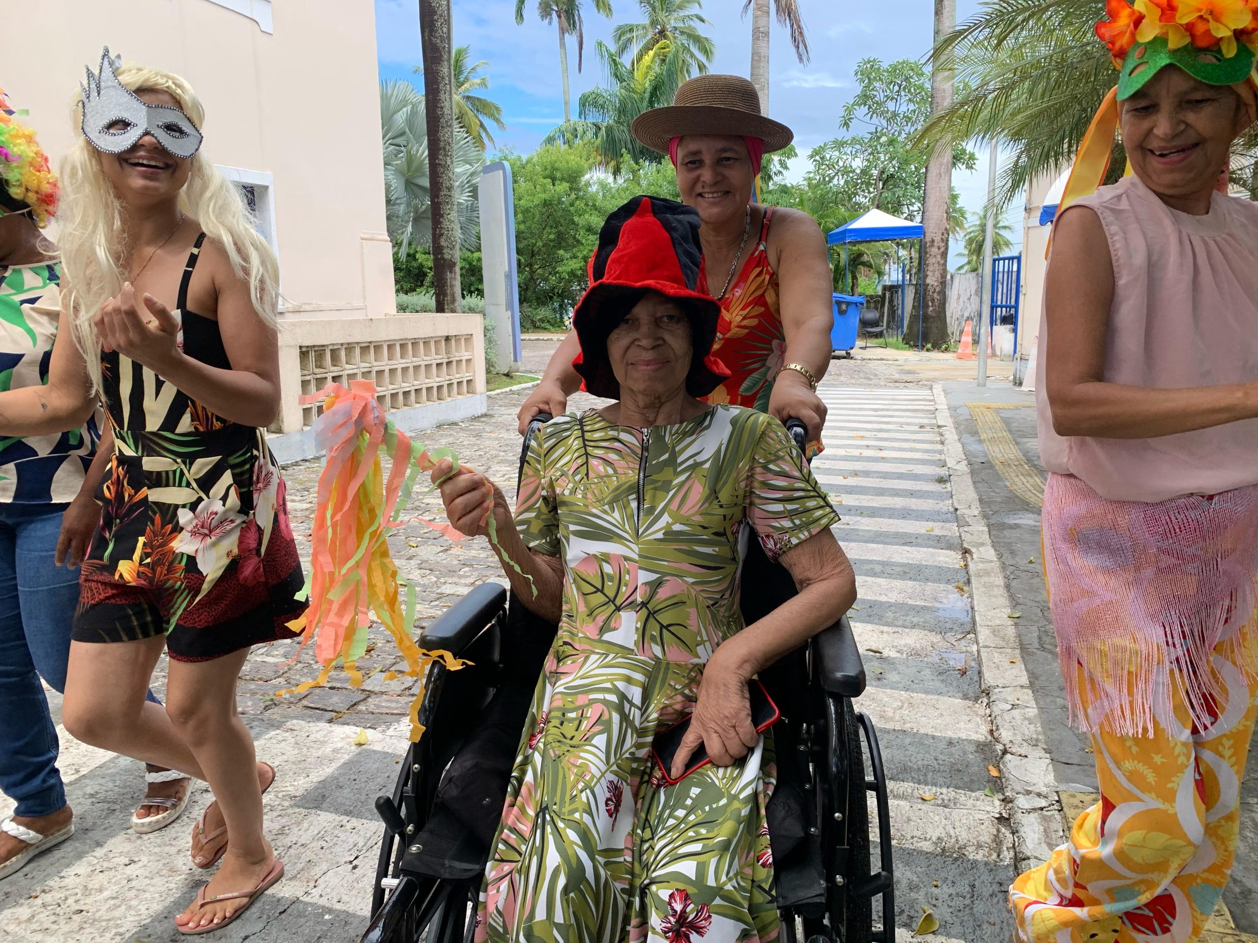 Carnaval: Bailinho Carnavalesco diverte pacientes oncológicas da Casa da Mulher