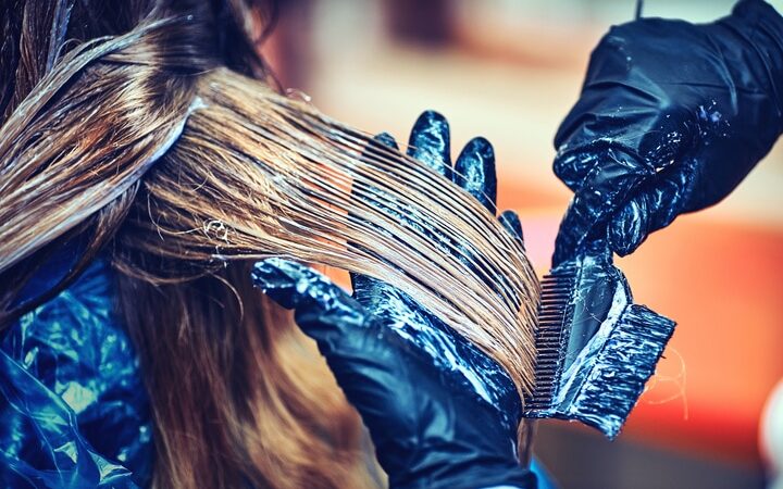 Anvisa proíbe venda de escova progressiva da marca Trycee