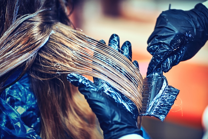 Anvisa proíbe venda de escova progressiva da marca Trycee