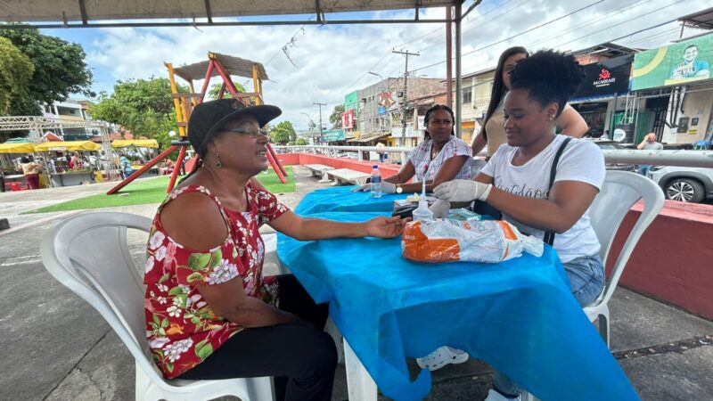 Feirantes e moradores têm acesso a serviços de saúde em ação em Lauro de Freitas