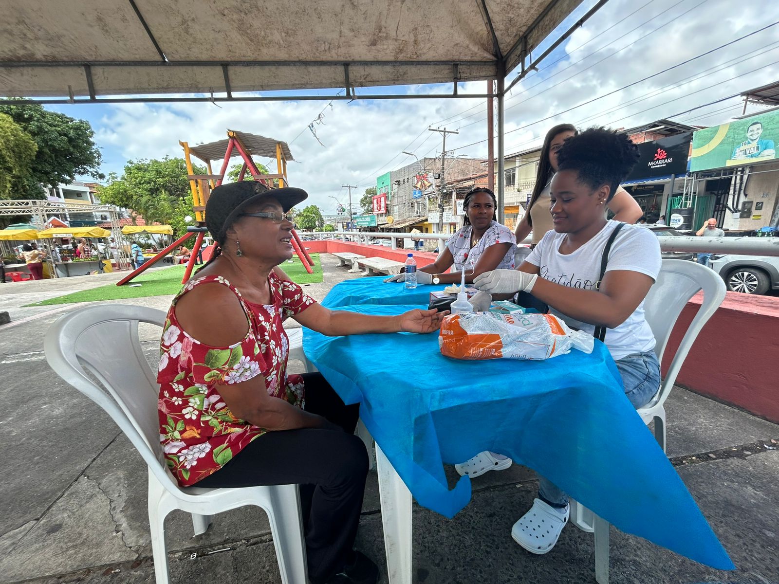 Feirantes e moradores têm acesso a serviços de saúde em ação em Lauro de Freitas