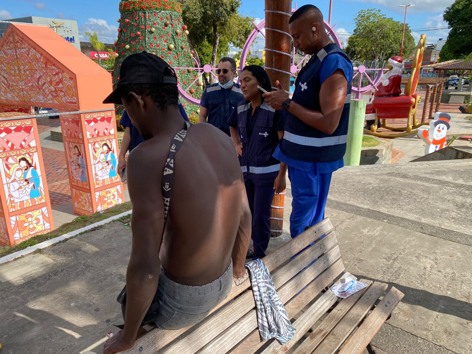 Prefeitura de Lauro de Freitas realiza ação do Consultório na Rua no Centro